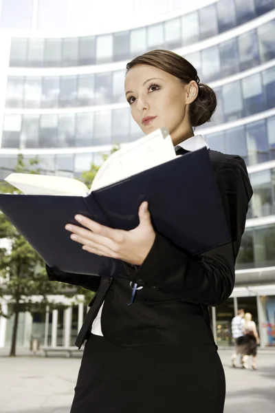 Young Brunette Businesswoman Outdoors Notebook — Stock Photo, Image