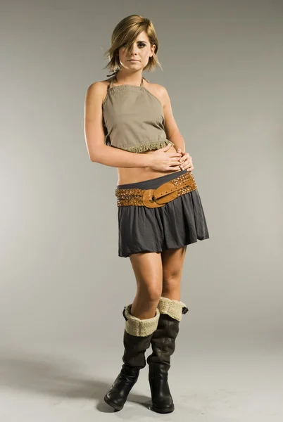 短いスカートを着て美しいブロンドの女の子 — ストック写真