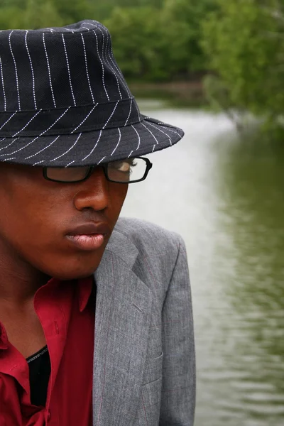 Homem com chapéu em frente ao rio — Fotografia de Stock