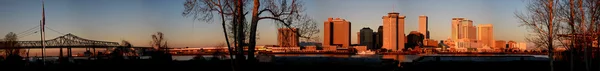 日の出で見られるニユー オーリンズのスカイラインのパノラマ — ストック写真