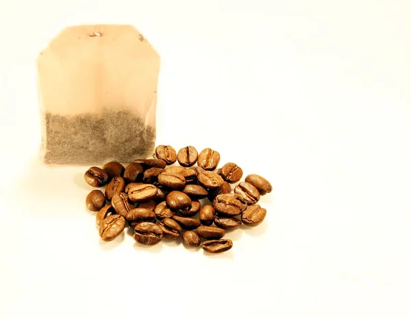 Teebeutel Und Kaffeebohnen Isoliert Auf Weißem Hintergrund — Stockfoto