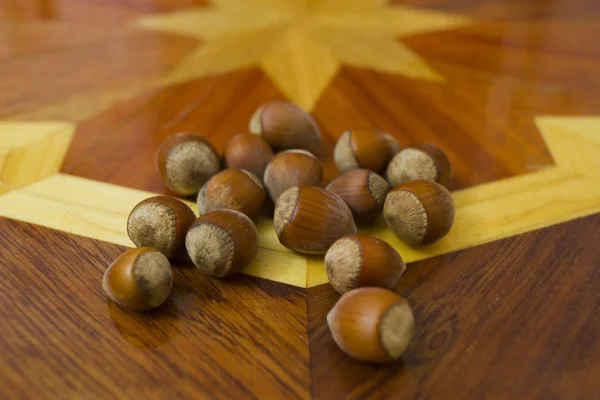 Masanın üzerine fındık