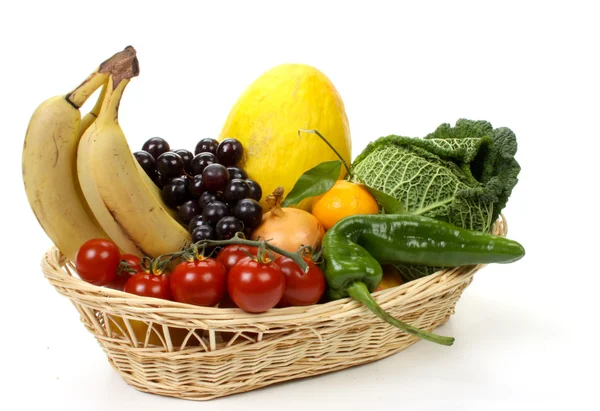 Obst und Gemüse in einem Korb — Stockfoto