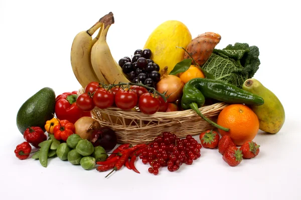 Φρούτα και λαχανικά σε καλάθι — Φωτογραφία Αρχείου
