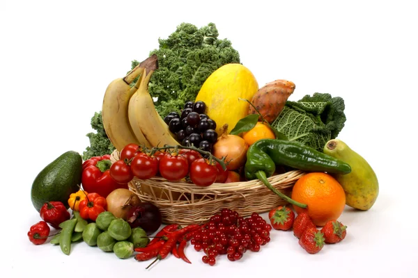 Sepetteki meyve ve sebzeler — Stok fotoğraf