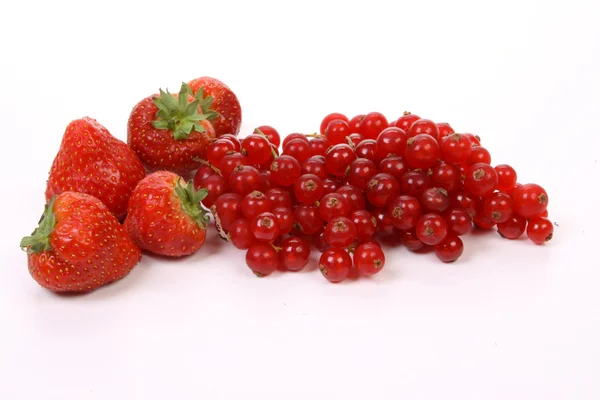 Erdbeeren und Beeren — Stockfoto