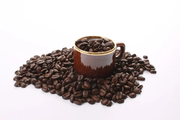 Geröstete Kaffeebohnen Und Eine Kaffeetasse — Stockfoto
