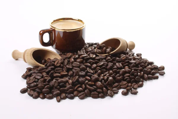 Geröstete Kaffeebohnen Und Eine Kaffeetasse Mit Kugeln — Stockfoto