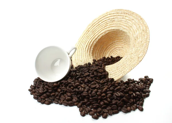 Geröstete Kaffeebohnen Und Eine Kaffeetasse Und Ein Strohhut — Stockfoto