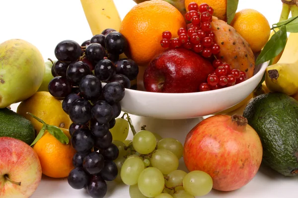フルーツ皿にいくつかの果物の組成 — ストック写真