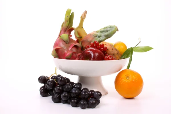 Zusammensetzung Mehrerer Früchte Auf Einem Fruchtgericht — Stockfoto
