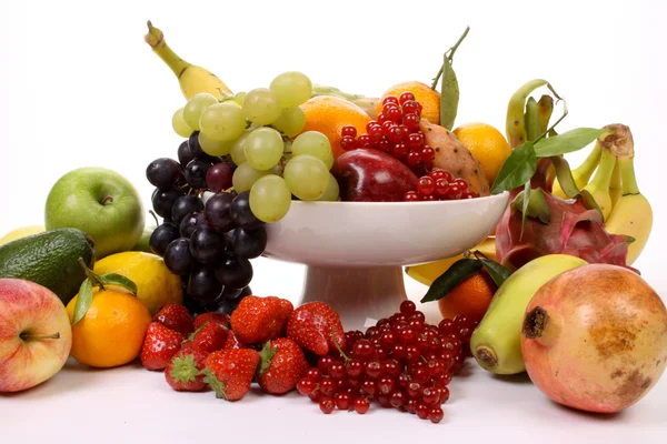 Las frutas en el plato —  Fotos de Stock