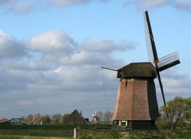 schermerhorn Holland village yakınındaki geleneksel eski yeldeğirmenleri