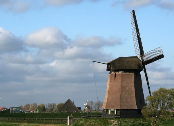 传统老风车的舍默霍恩在荷兰村附近 — 图库照片