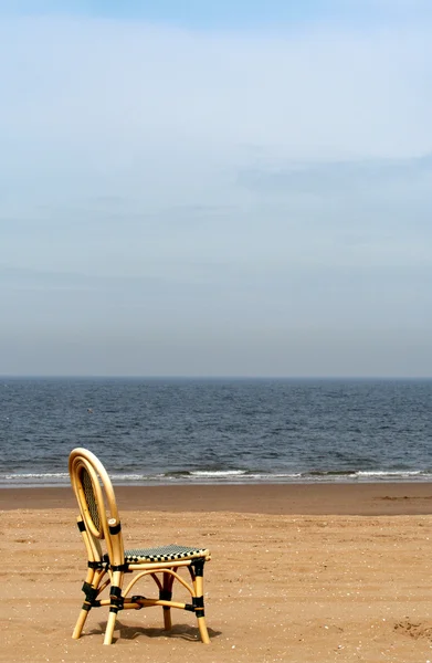 Stoel op een strand — Stockfoto
