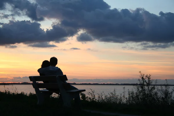 愛は海の近くで若いカップル — ストック写真