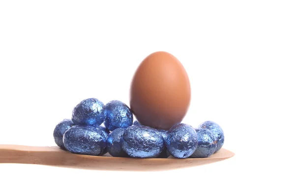 Ovos Páscoa Simplesmente Oferecidos Uma Colher Madeira Isolada Fundo Branco — Fotografia de Stock