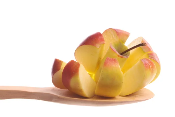 切的苹果只被提供在白色背景上孤立的木勺 — 图库照片