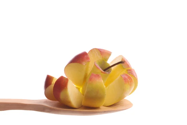 木のスプーンにリンゴをカットします。 — ストック写真