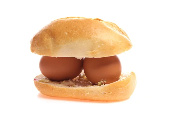 Яйца на булочке — стоковое фото