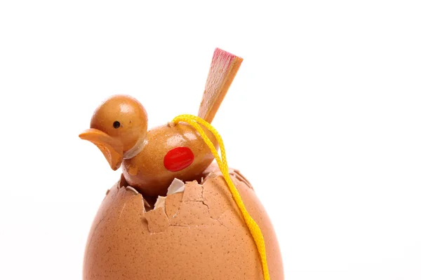 Mały drewniany kurczaka wychodzi z jajem — Zdjęcie stockowe