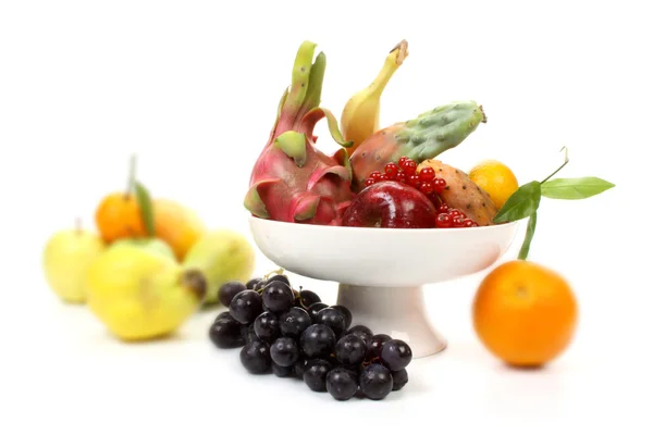 Vruchten op een fruitmand — Stockfoto