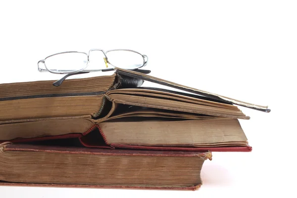 Óculos em livros de estudo antigos — Fotografia de Stock