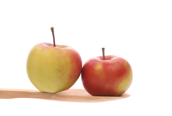 Manzanas sobre una cuchara de madera aislada sobre un fondo blanco — Foto de Stock