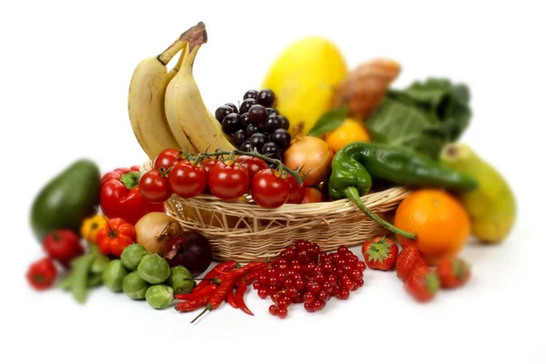 Frukt och grönsaker i en korg — Stockfoto
