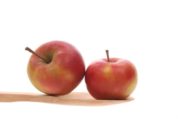 木のスプーンで、白い背景で隔離のリンゴ — ストック写真