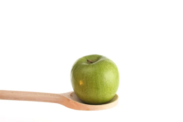 Manzana en una cuchara de madera — Foto de Stock