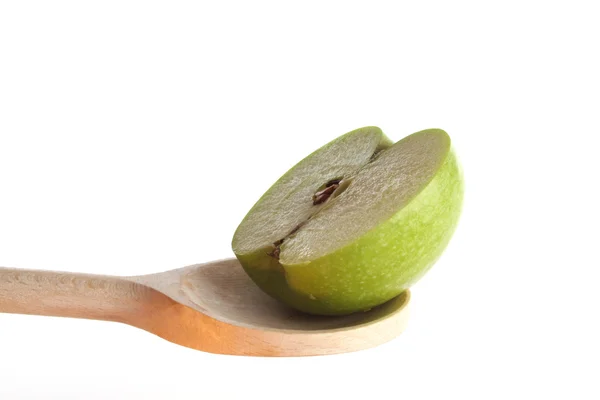 Apple pe o lingură de lemn — Fotografie, imagine de stoc