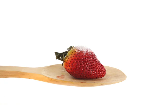 Φράουλες σε ένα ξύλινο κουτάλι — Φωτογραφία Αρχείου