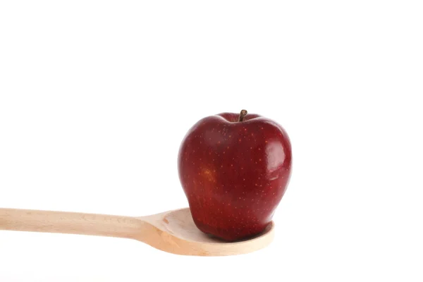 Pomme sur une cuillère en bois — Photo