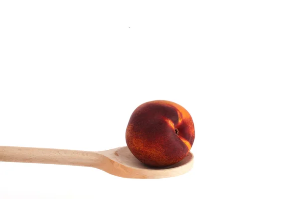 Pomme sur une cuillère en bois — Photo