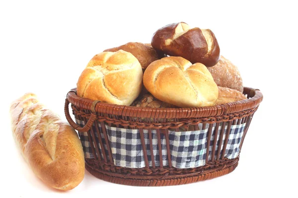 各种面包卷在一个篮子里 — 图库照片