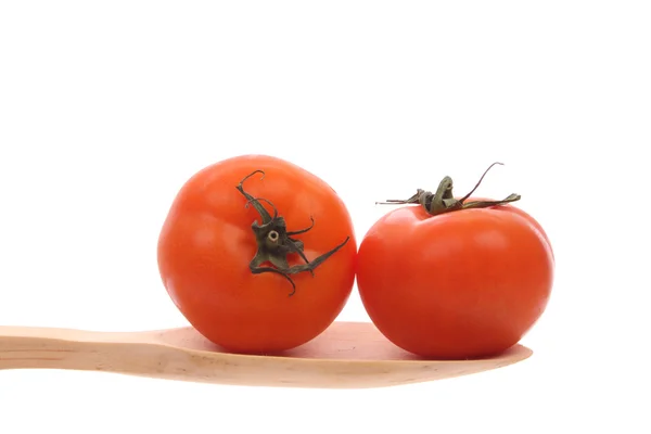 Pomidory na drewnianą łyżką na białym tle na białym tle — Zdjęcie stockowe