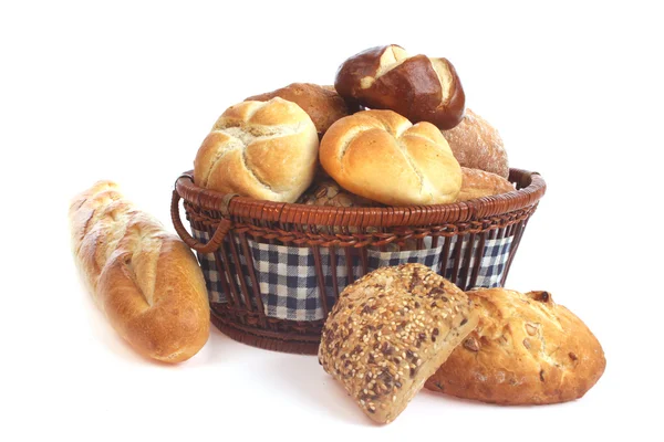 Verschillende broodjes in een mand — Stockfoto