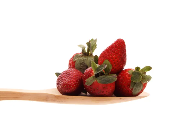 Erdbeeren auf einem Kochlöffel isoliert auf weißem Hintergrund — Stockfoto