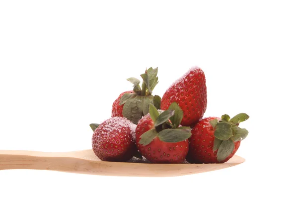 Φράουλες σε ένα ξύλινο κουτάλι απομονωθεί σε λευκό φόντο — Φωτογραφία Αρχείου