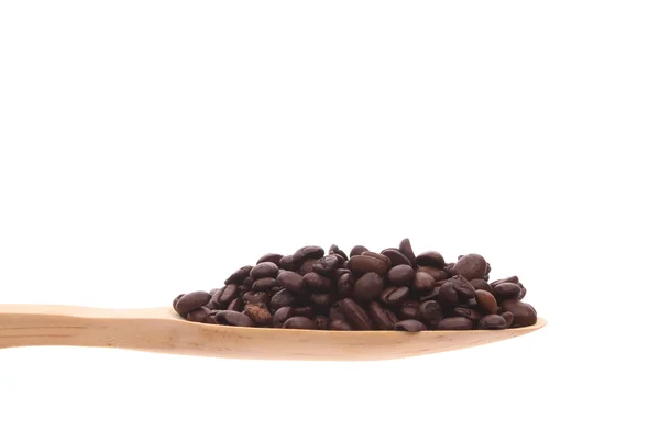 Granos de café sobre una cuchara de madera aislada sobre un fondo blanco — Foto de Stock