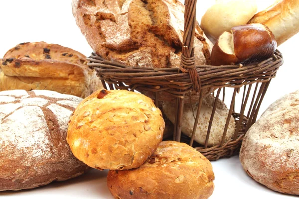 Bröd i en korg — Stockfoto