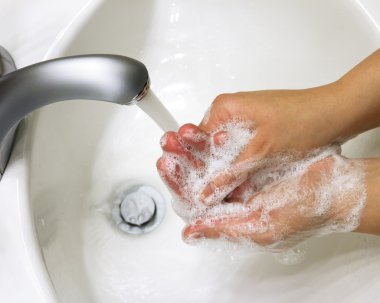 Ellerimi sabunla yıkıyorum.
