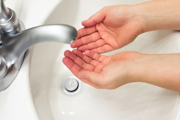Hände und Waschbecken — Stockfoto