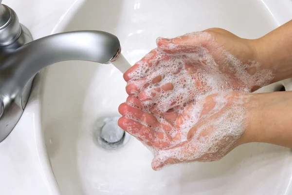 石鹸で手を洗う — ストック写真