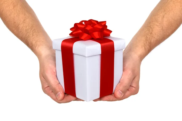 Caja de regalo con manos — Foto de Stock
