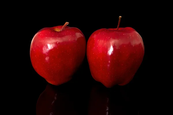 黑上孤立的两个红苹果 — 图库照片
