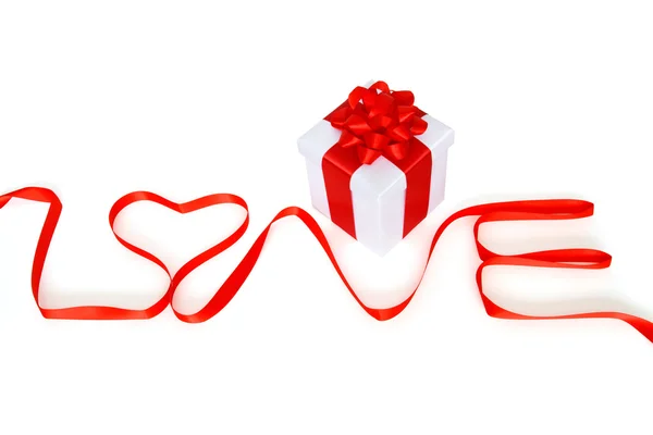 Weiße Geschenkschachtel Und Rote Schleife Herzform Isoliert Auf Weiß Stockfoto