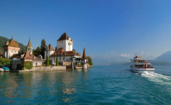 The tour vessel and the castle — Stock Photo, Image