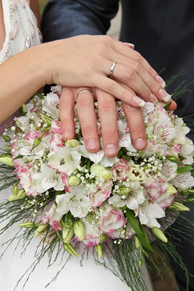 Wedding bouquet and hands — Stock Photo, Image